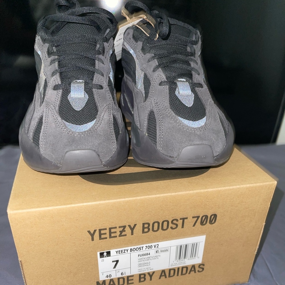 YEEZY BOOST 700 V2 Brand new never worn